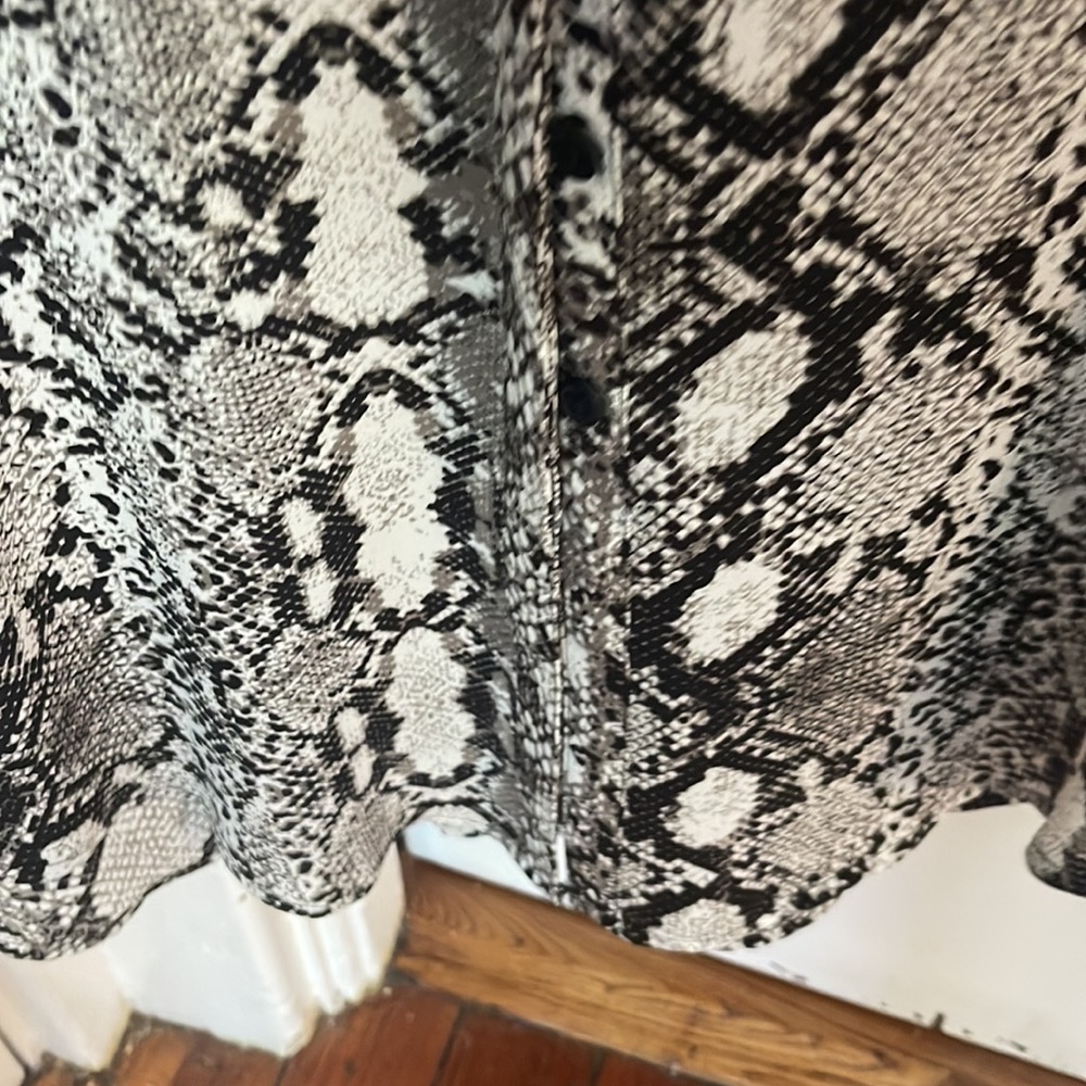 Express snake skinned pattern top - Picture 3 of 6